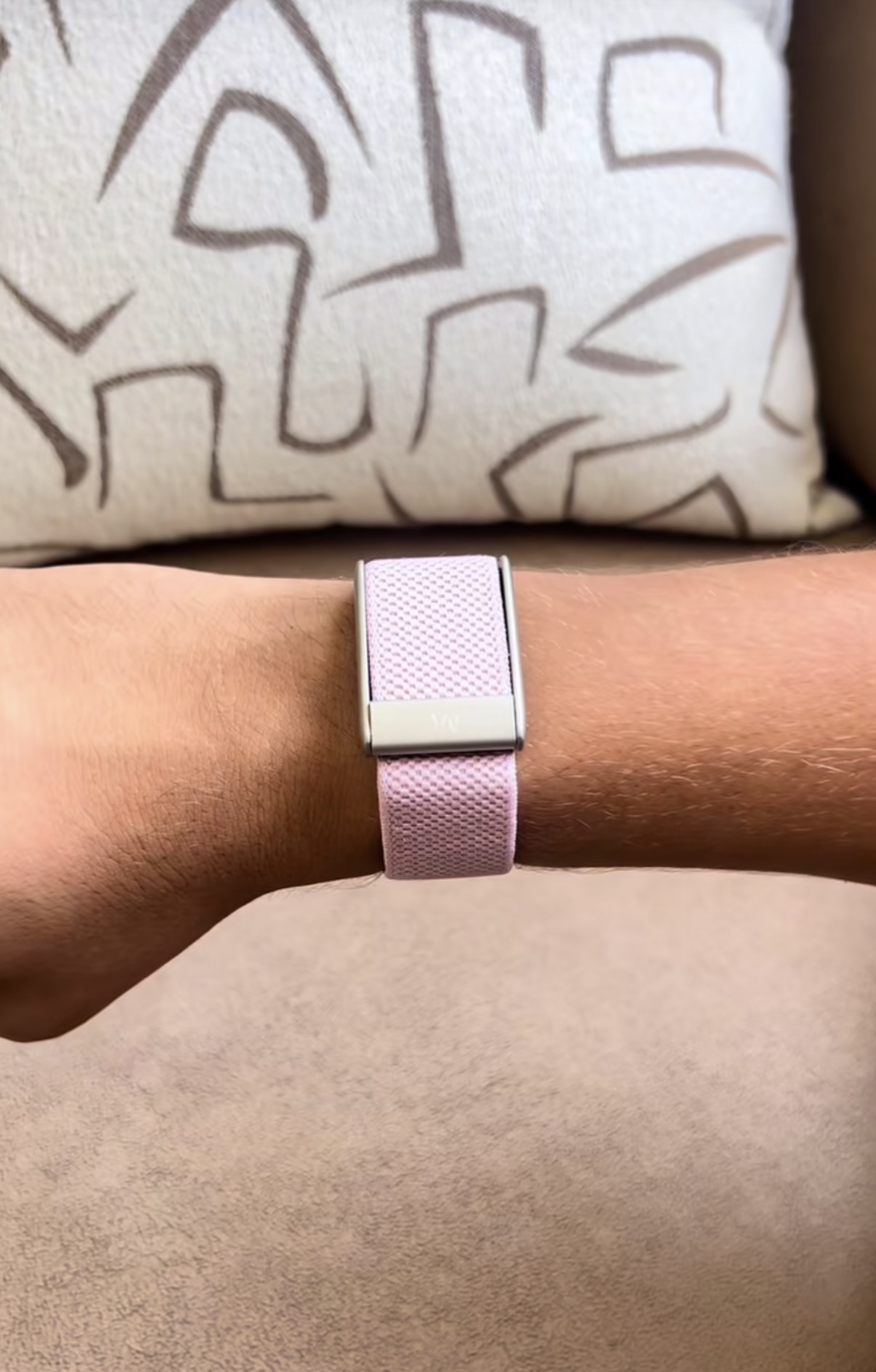 Pulseira WHOOP rosa no pulso